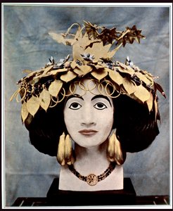 Coiffure sumérienne portée par la reine Shub-ad, découverte à Ur par M. C. Leonard Woolley et publiée dans l
